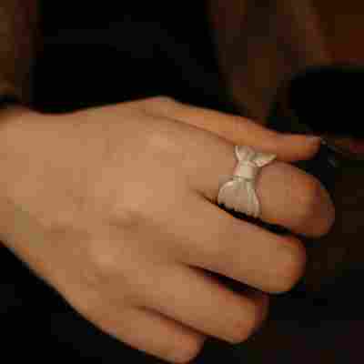 设计感简约蝴蝶结飘带戒指女烧白个性小众少女食指戒开口指环百搭